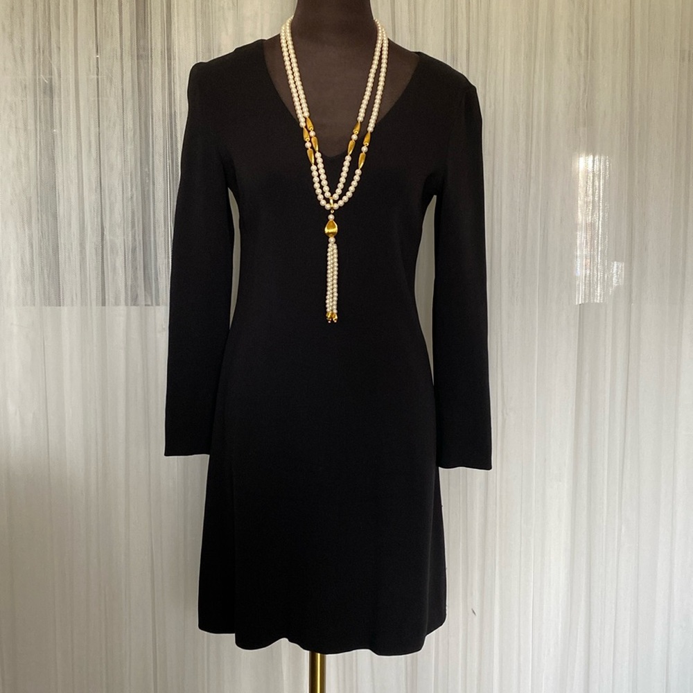 Barney’s New York LBD taste luxury humor! Vneck Long sleeves, knee length. Sz 8